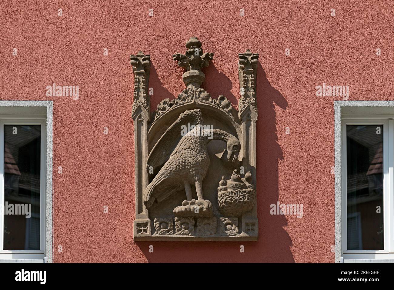 Hausschild, Relief, Adler füttert seine Jungen im Nest, Bergstr. 13 ud 15, Nürnberg, Mittelfrankreich, Bayern, Deutschland Stockfoto