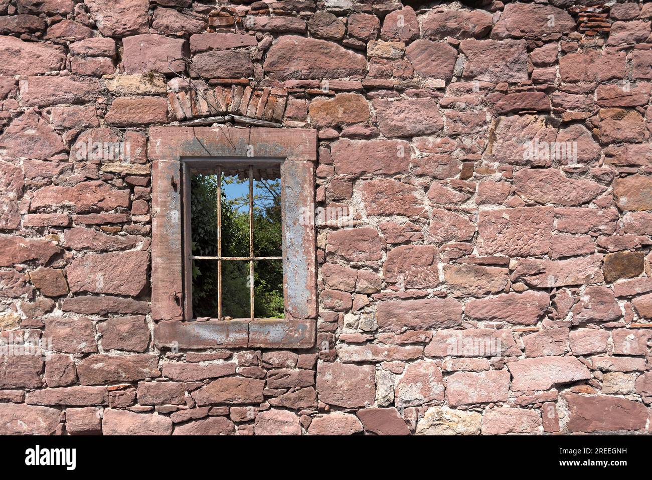 Fenster in einer alten Mauer aus natürlichen Sandsteinen, Baden-Württemberg, Deutschland Stockfoto