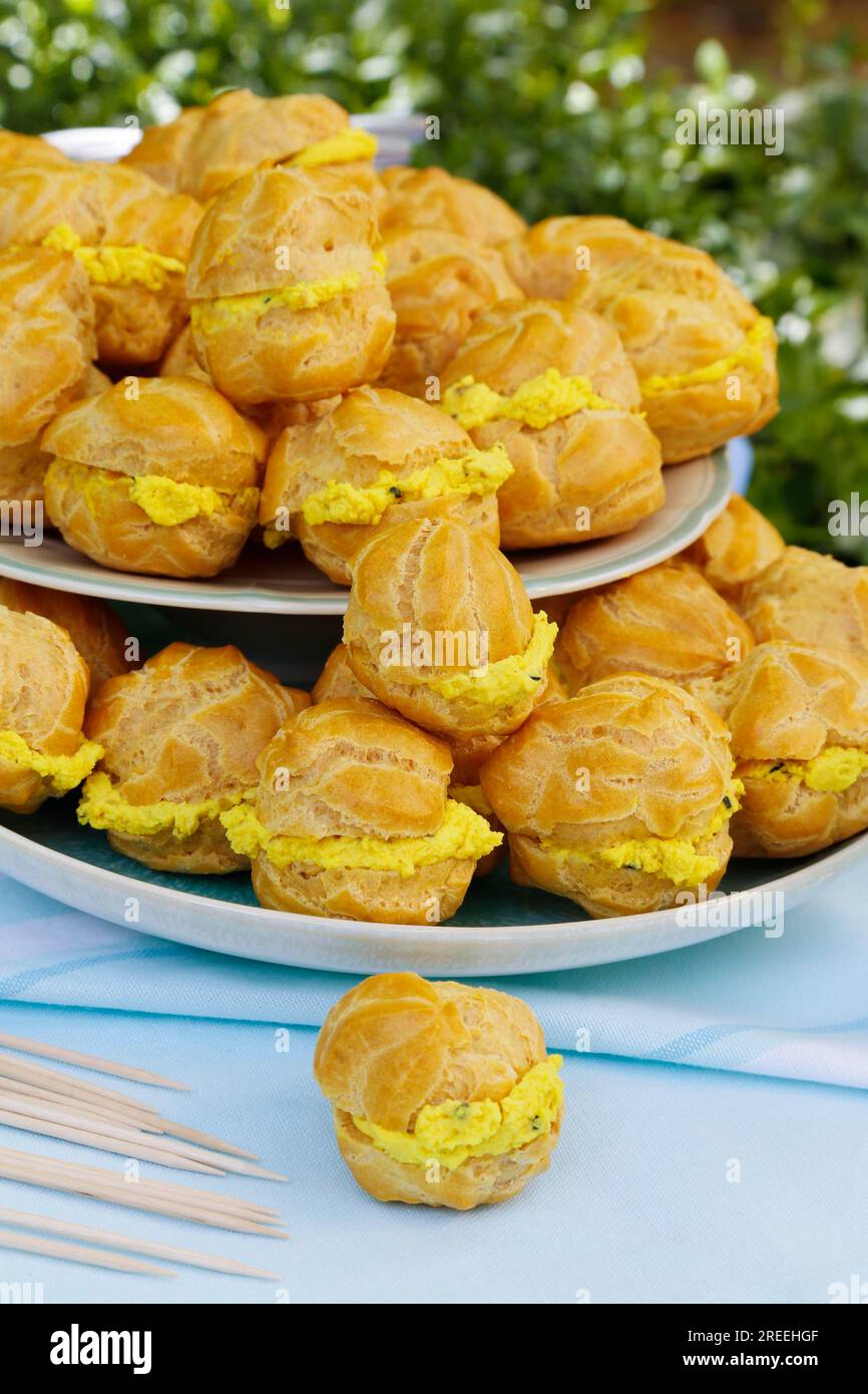 Schwäbische Küche, Mini-Creme-Puffs gefüllt mit Ziegencreme-Käse ...