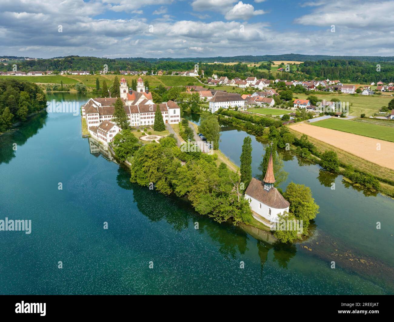 Luftaufnahme der ehemaligen Benediktinerkloster mit der Klosterkirche St. Mary und die spitzenförmige Kirche St. Magdalena auf der Rheininsel Stockfoto