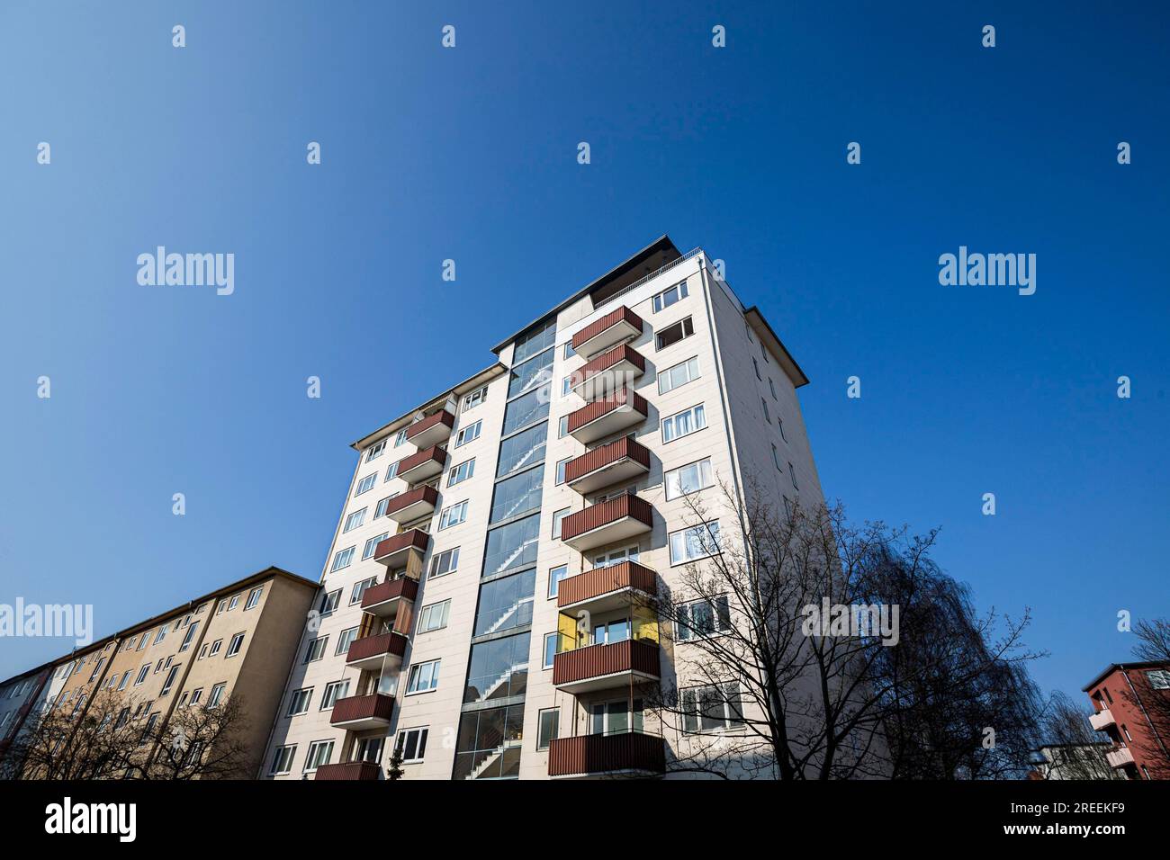Sozialwohnungen-Wolkenkratzer mit blauem Himmel in Berlin Stockfoto