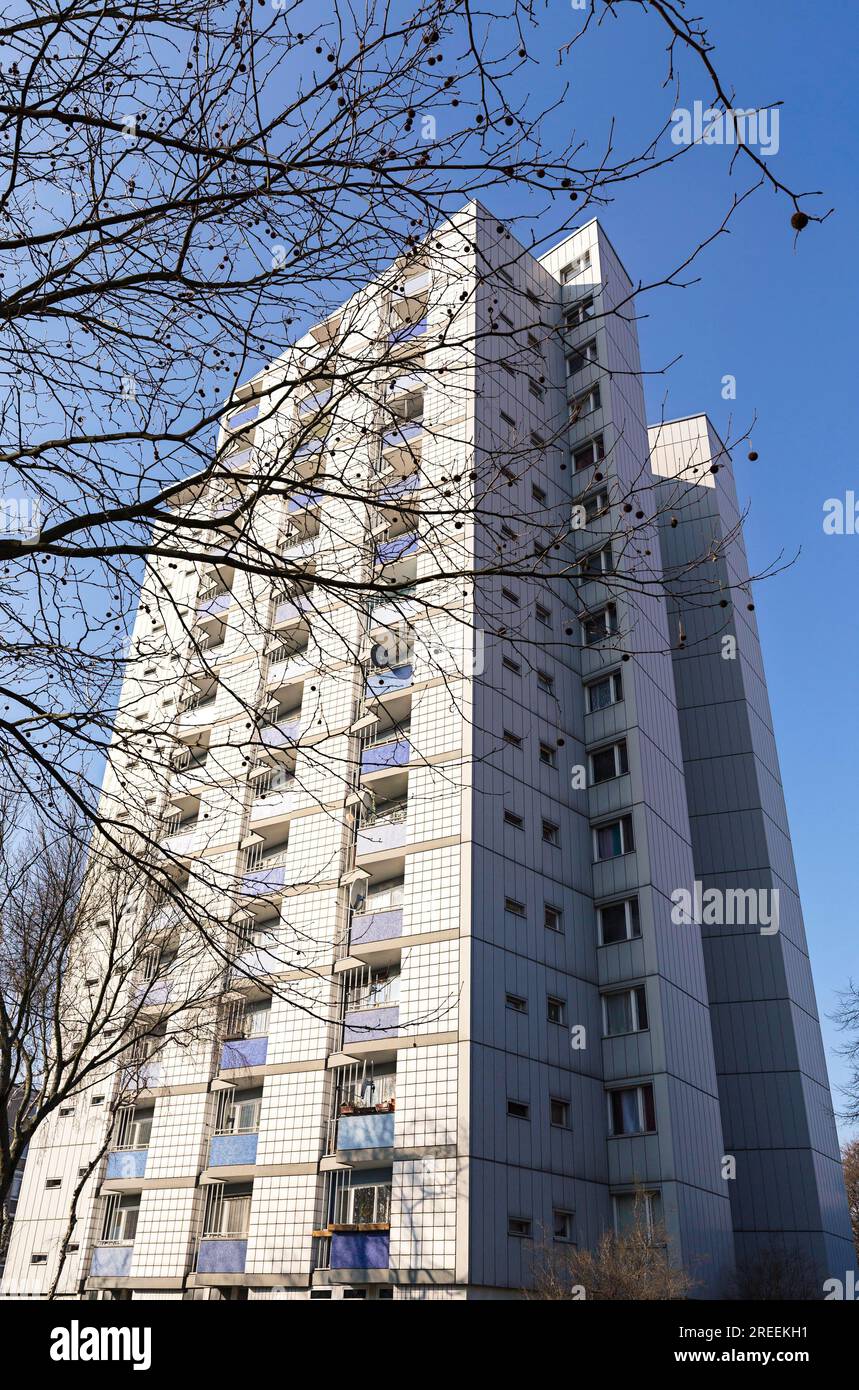Sozialwohnungen-Wolkenkratzer mit blauem Himmel in Berlin Stockfoto
