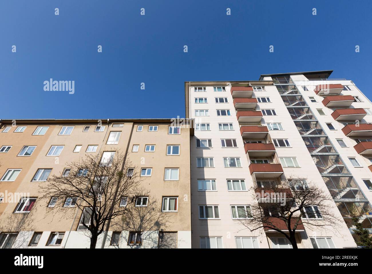 Sozialwohnungen mit blauem Himmel in Berlin Stockfoto