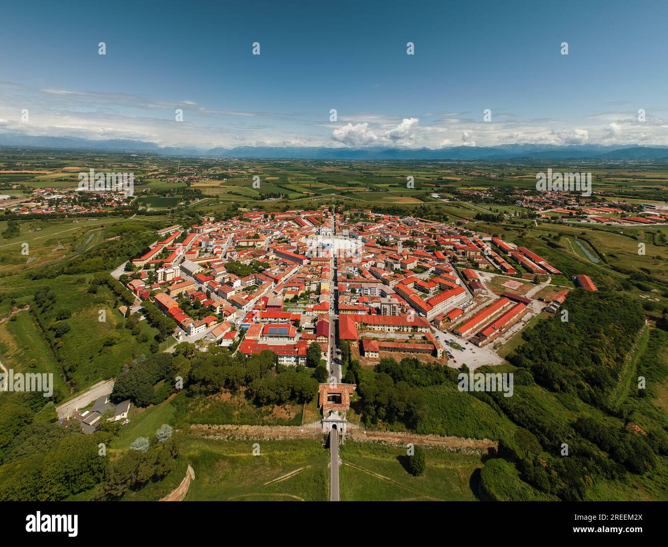 Palmanova ist eine italienische Stadt, die 1593 gegründet wurde und ein einzigartiges sternförmiges Layout mit gut erhaltener Renaissancearchitektur und historischem Cha bietet Stockfoto