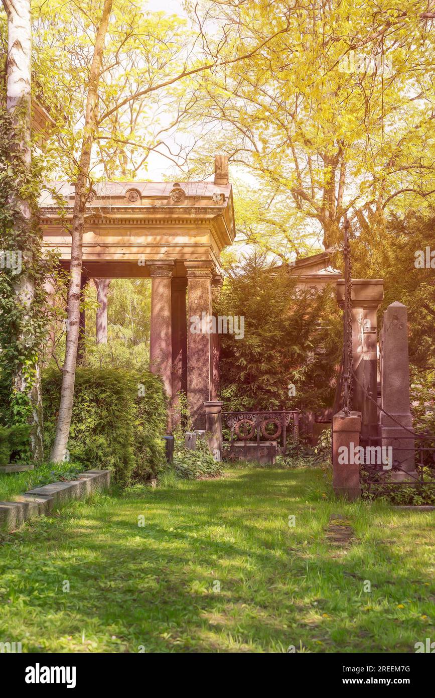 Geheimnisvoller Ort, schöne alte Tempel auf einem Friedhof Stockfoto