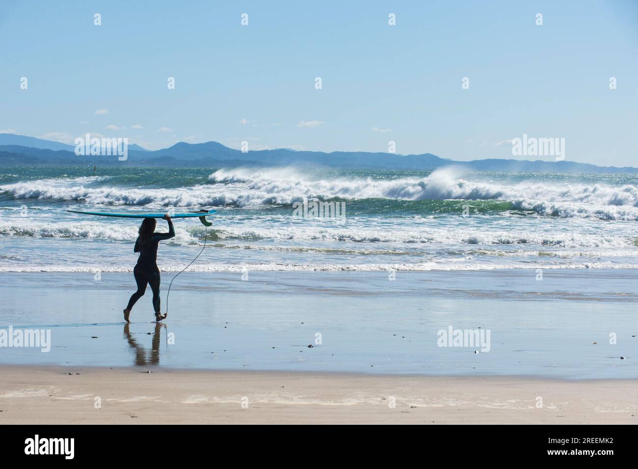 Surfer am Wategos Beach, Byron Bay, Queensland, Australien Stockfoto