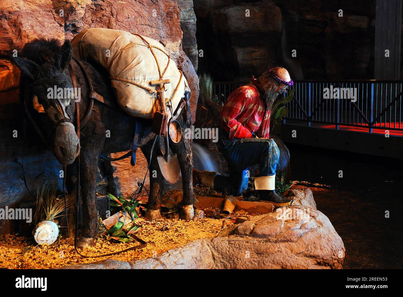 Eine Szene mit einem Goldsucher steht in der Lobby des Wild West Casino in Atlantic City Stockfoto