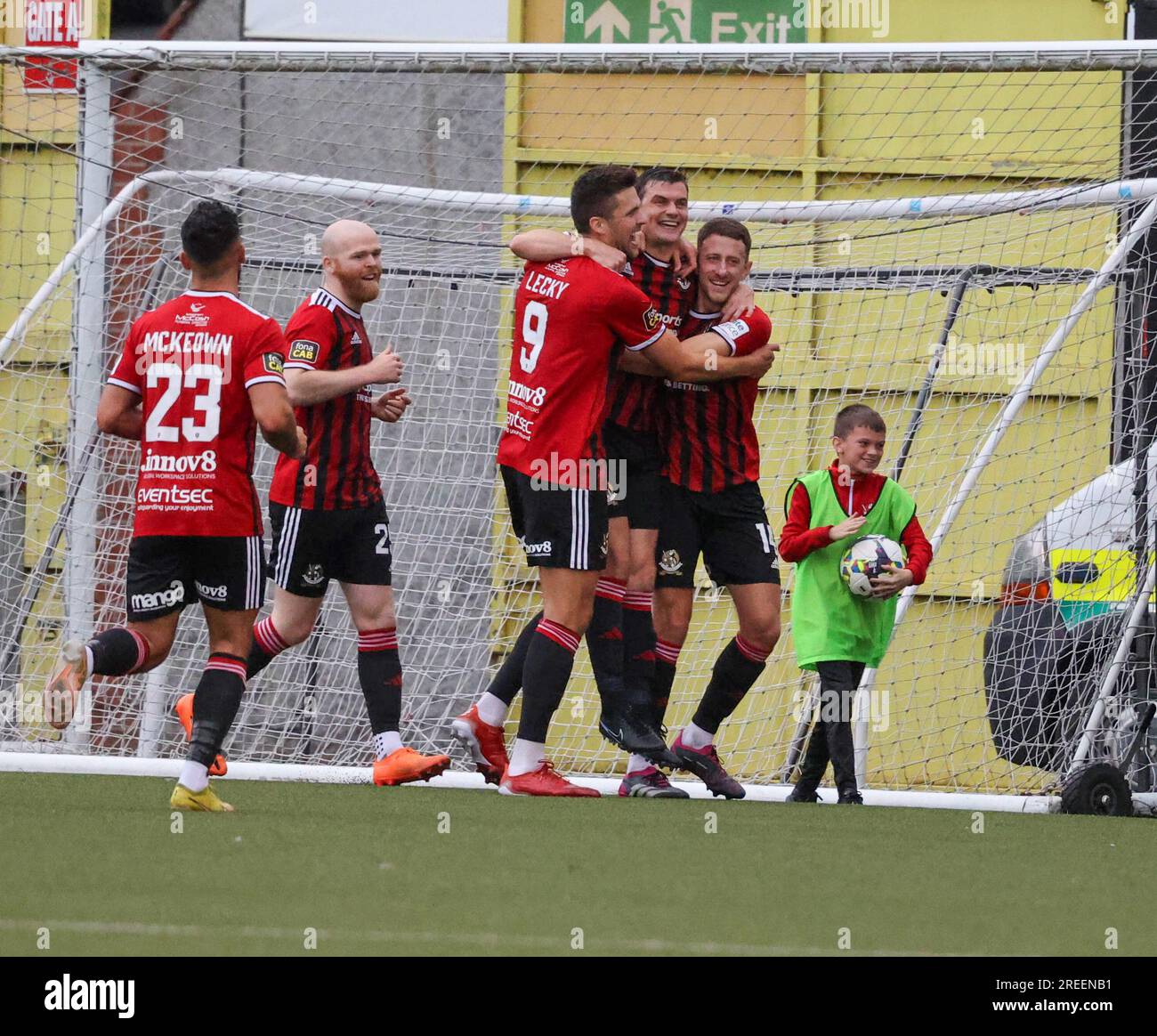 Seaview Stadium, Belfast, Nordirland, Vereinigtes Königreich. 27. Juli 2023. Qualifikationsrunde 2 der UEFA Europa Conference League (erste Etappe) – Kreuzritter/Rosenborg. Action vom heutigen Spiel in Seaview. Kreuzfahrer fahren 1-0 km weiter durch Philip Lowry (7). (Kreuzritter in Rot). Kredit: CAZIMB/Alamy Live News. Stockfoto