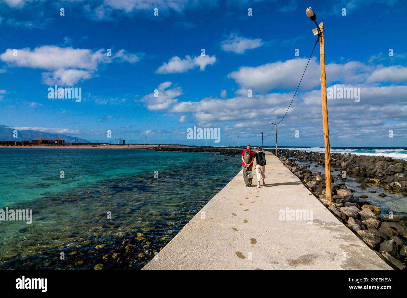 Liebhaber, die an der Küste spazieren gehen. San Vincente. Cabo Verde. Afrika Stockfoto