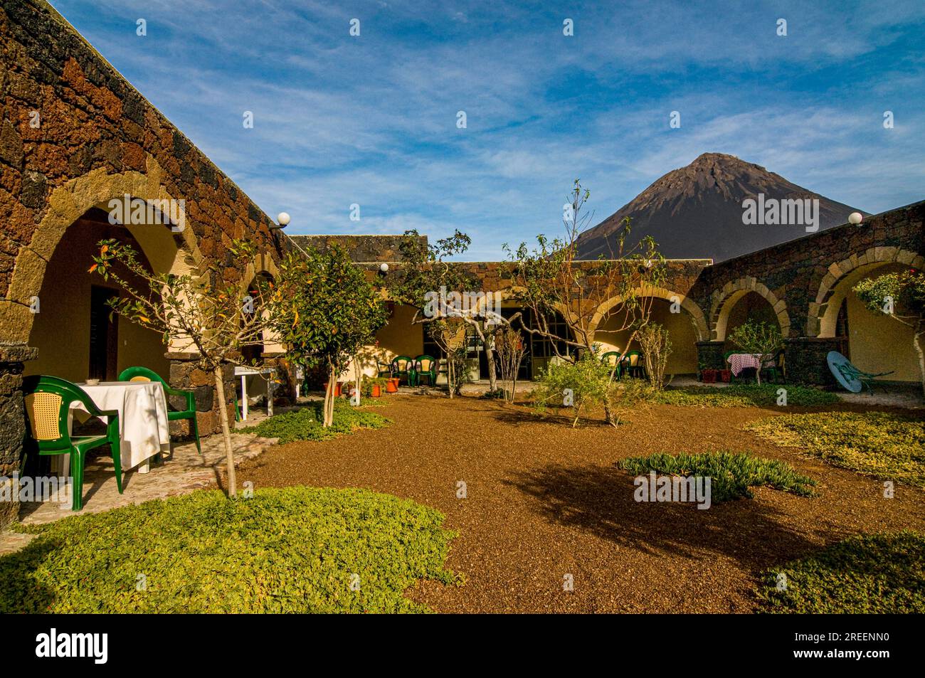 Innenhof des Steinhauses, Vulkan im Hintergrund. Fogo. Cabo Verde. Afrika Stockfoto