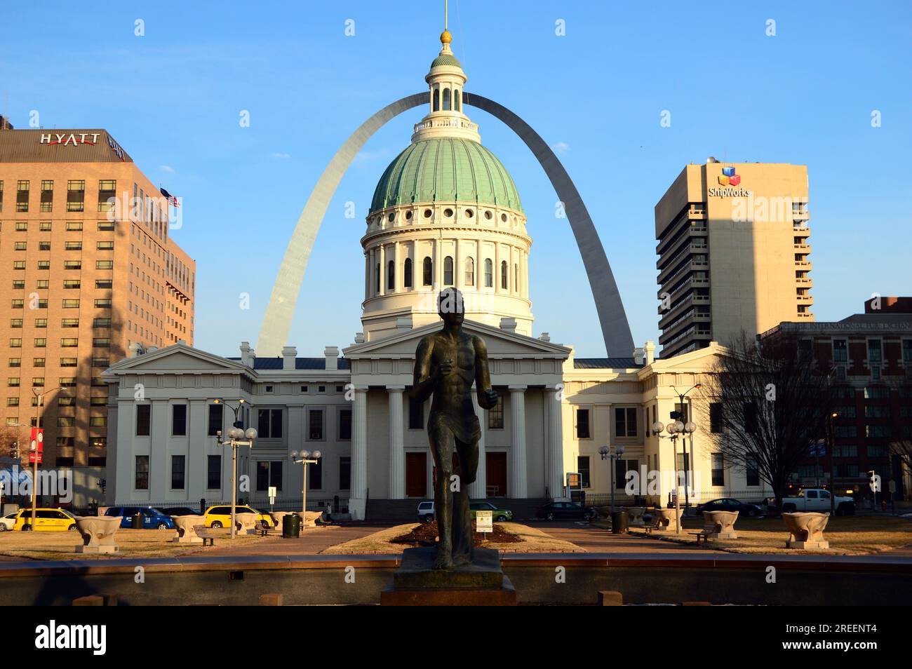 Eine Skulptur eines Läufers steht vor dem Old Courthouse und dem Gateway Arch in der Innenstadt von St. Louis Stockfoto