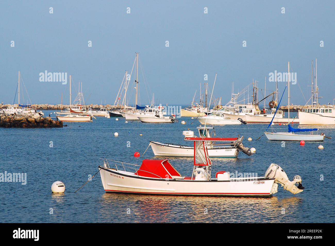Fischerboote und Sportboote liegen an einem ruhigen, sonnigen Tag im Hafen von Rye New Hampshire vor Anker Stockfoto