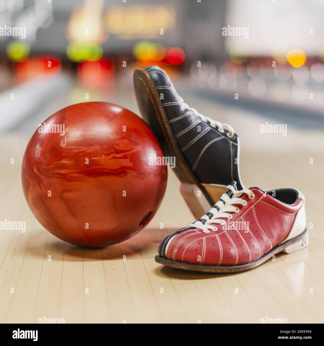 Rote Bowlingkugel Bowlingschuhe. Auflösung und hochwertige Fotos Stockfoto
