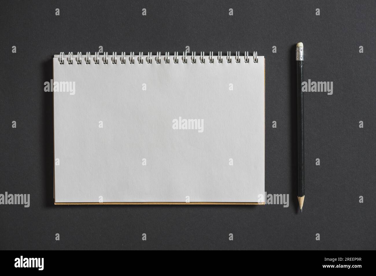 Spiralnotizbuch mit grauem Bleistifthintergrund. Auflösung und hochwertige Fotos Stockfoto