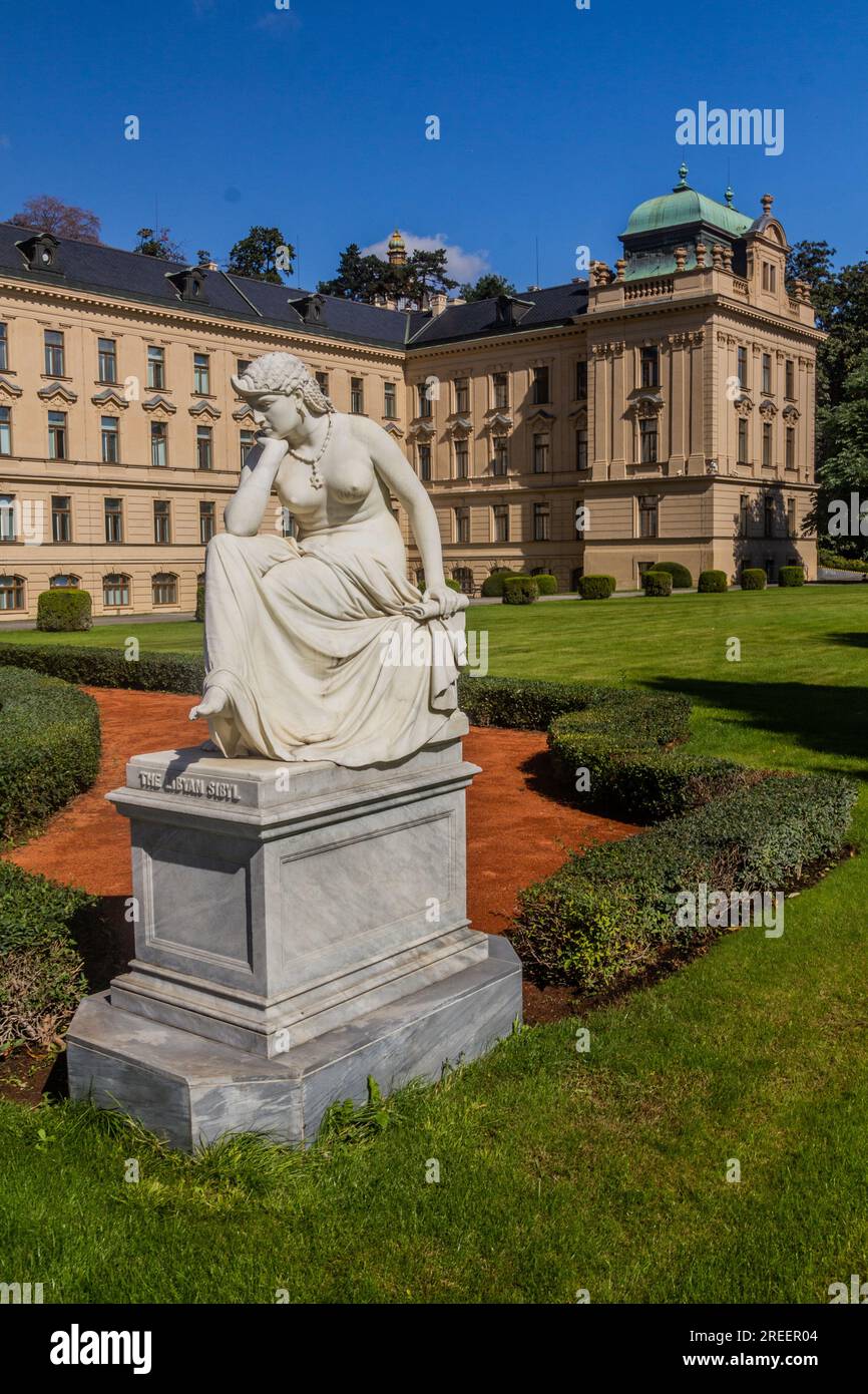 PRAG, TSCHECHISCHE REPUBLIK - 6. SEPTEMBER 2020: Libysche Sibylstatue auf dem Gelände der Strakova akademie in Prag, Sitz der Regierung der C. Stockfoto