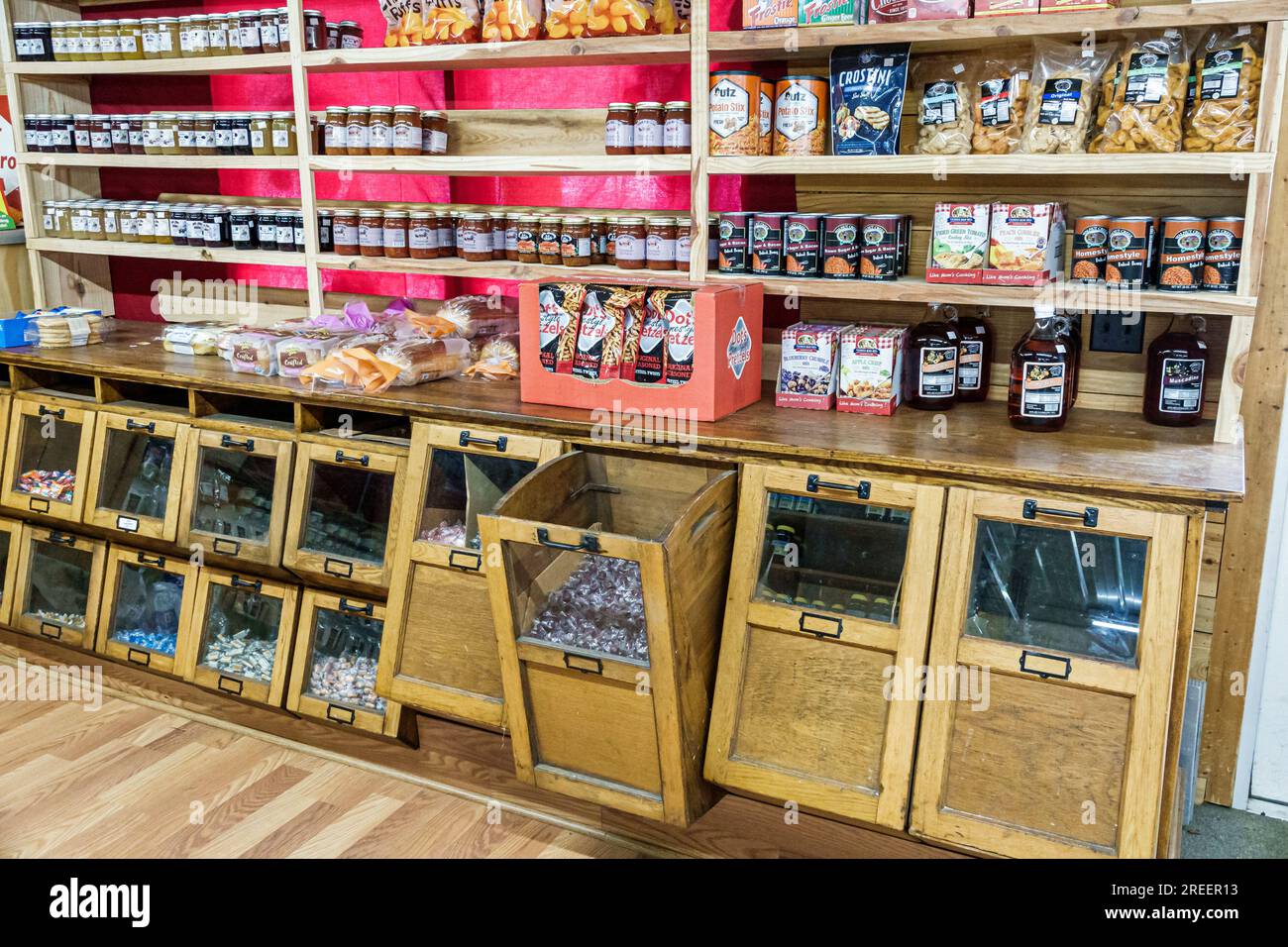 Homer Georgia, David & Katie's Amish Bulk Food and Spice Store Deli, Innenraum, Behälter Regale für Gläser Gewürze Stockfoto