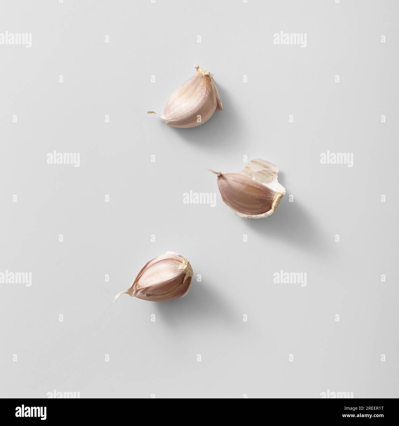 Draufsicht drei Knoblauchzehen. Auflösung und hochwertige Fotos Stockfoto
