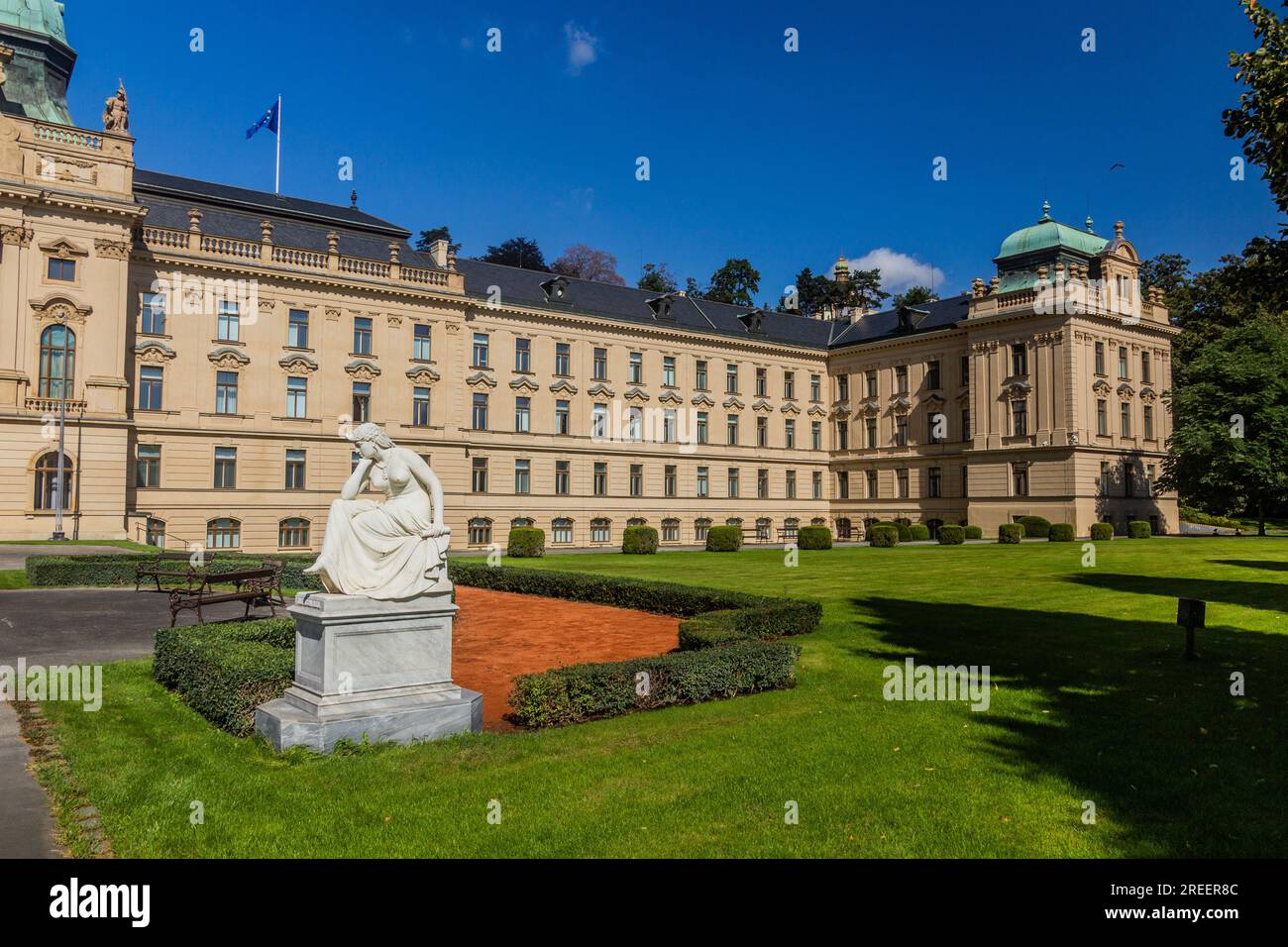PRAG, TSCHECHISCHE REPUBLIK - 6. SEPTEMBER 2020: Libysche Sibylstatue auf dem Gelände der Strakova akademie in Prag, Sitz der Regierung der C. Stockfoto