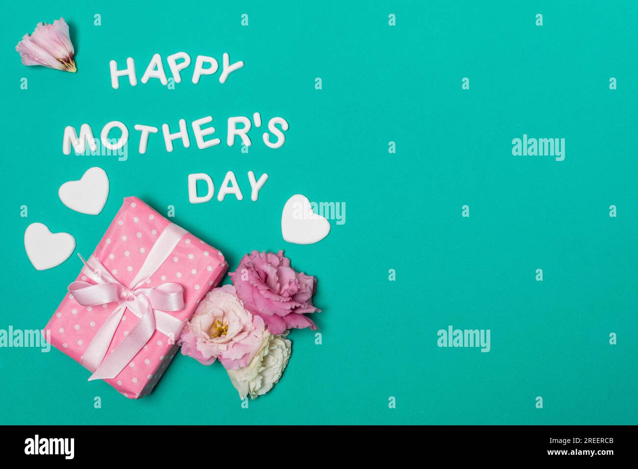 Titel zum Muttertag in der Nähe der Blumen-Geschenkbox Stockfoto