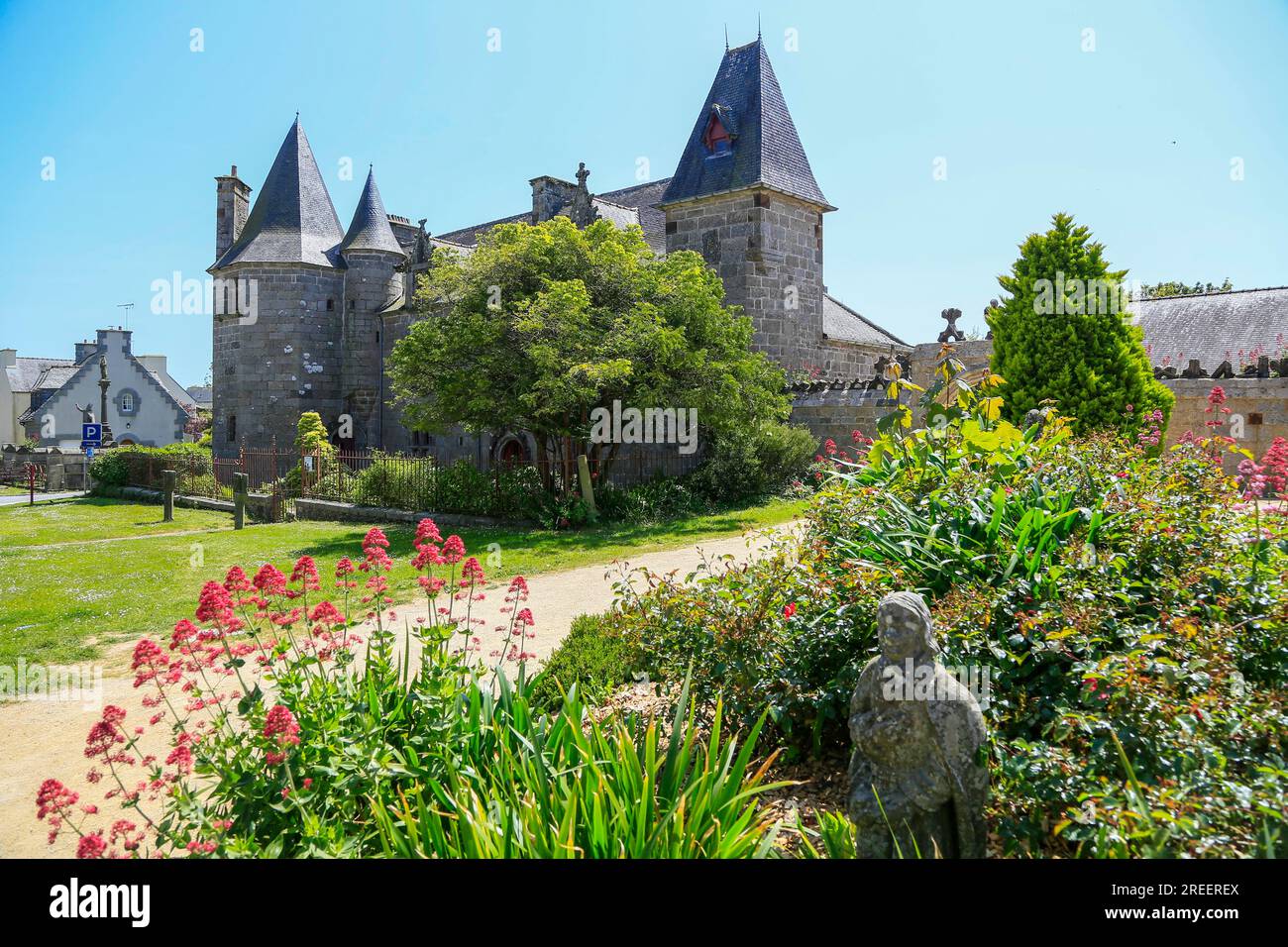 Ehemaliges Deanery, heute Pfarrhaus, neben der gotischen Basilika Notre Dame du Folgoet, Le Folgoet, Departement Finistere Penn-ar-Bed, Region von Stockfoto