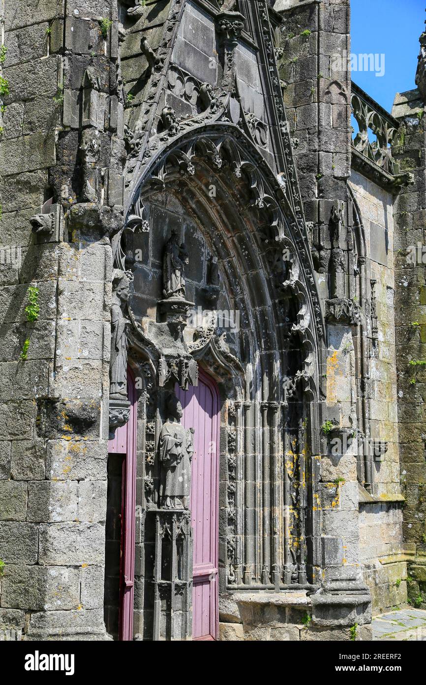 Seitenportal, gotische Basilika Notre Dame du Folgoet, Le Folgoet, Departement Finistere Penn-ar-Bed, Region Bretagne Breizh, Frankreich Stockfoto