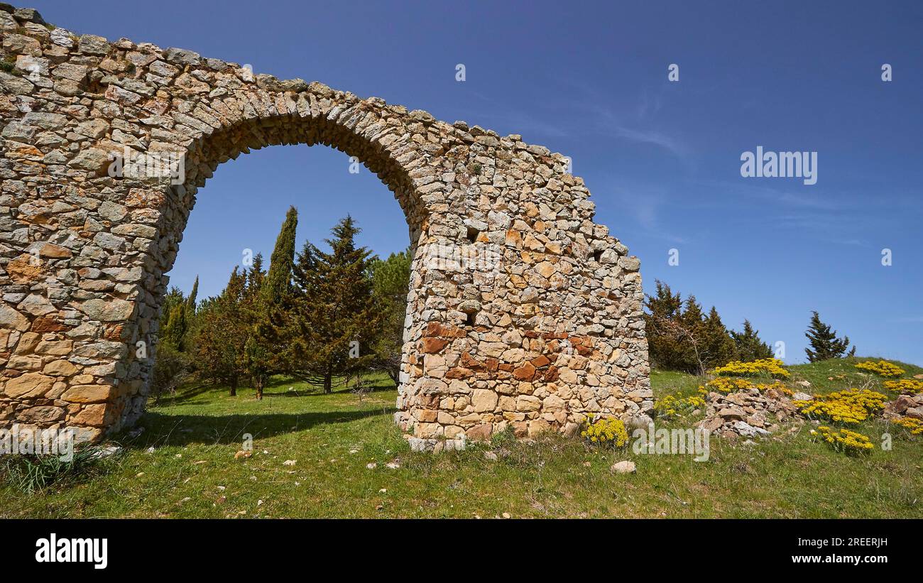 Römisches Aquädukt, Steinbogen, grüne Wiese, blauer Himmel, Madonie-Nationalpark, Frühling, Sizilien, Italien Stockfoto