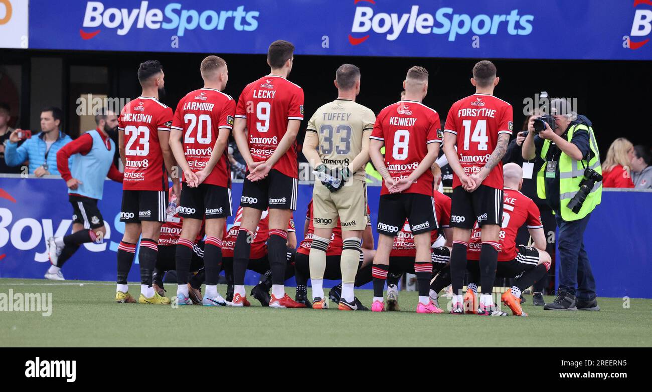 Seaview Stadium, Belfast, Nordirland, Vereinigtes Königreich. 27. Juli 2023. Qualifikationsrunde 2 der UEFA Europa Conference League (erste Etappe) – Kreuzritter/Rosenborg. Action vom heutigen Spiel im Seaview. (Kreuzritter in Rot) Kreuzritter bei kic-off. KCredit: CAZIMB/Alamy Live News. Stockfoto