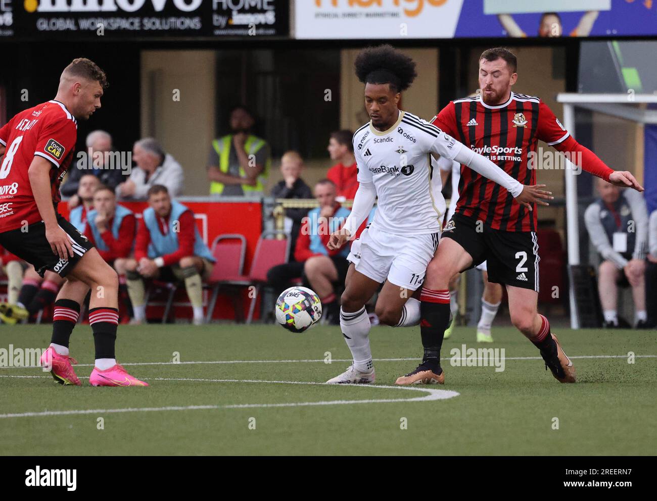 Seaview Stadium, Belfast, Nordirland, Vereinigtes Königreich. 27. Juli 2023. Qualifikationsrunde 2 der UEFA Europa Conference League (erste Etappe) – Kreuzritter/Rosenborg. Action vom heutigen Spiel im Seaview. (Kreuzritter in Rot) JJaydon Nelson (11) auf dem Ball für Rosenborg.Credit: CAZIMB/Alamy Live News. Stockfoto