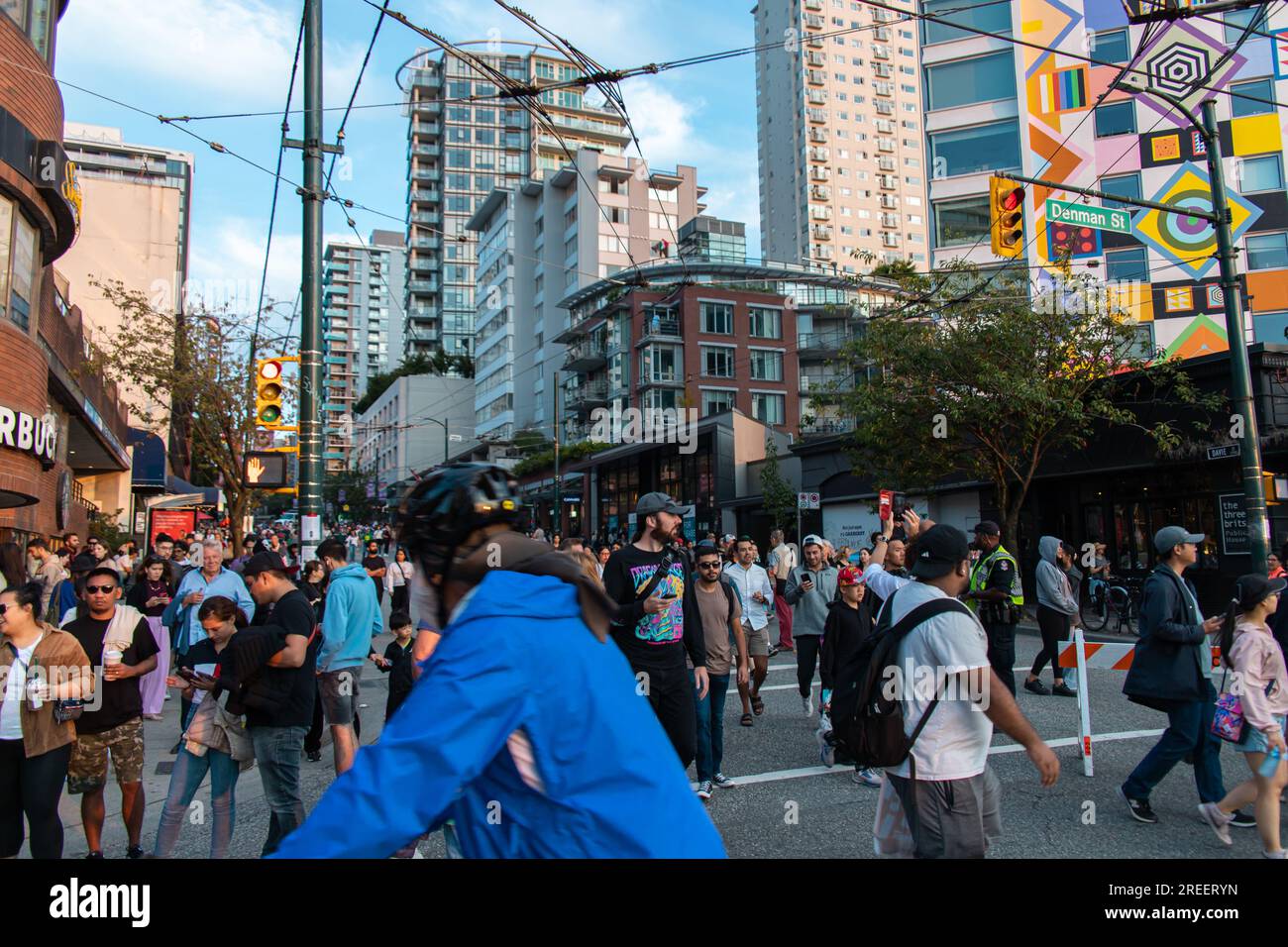 Straßenlandschaft der Denman Street in der Nähe der English Bay. Die Leute ziehen nach English Bay, um das Honda Celebration of Light Feuerwerk zu sehen (Juli 2 Mexiko) Stockfoto