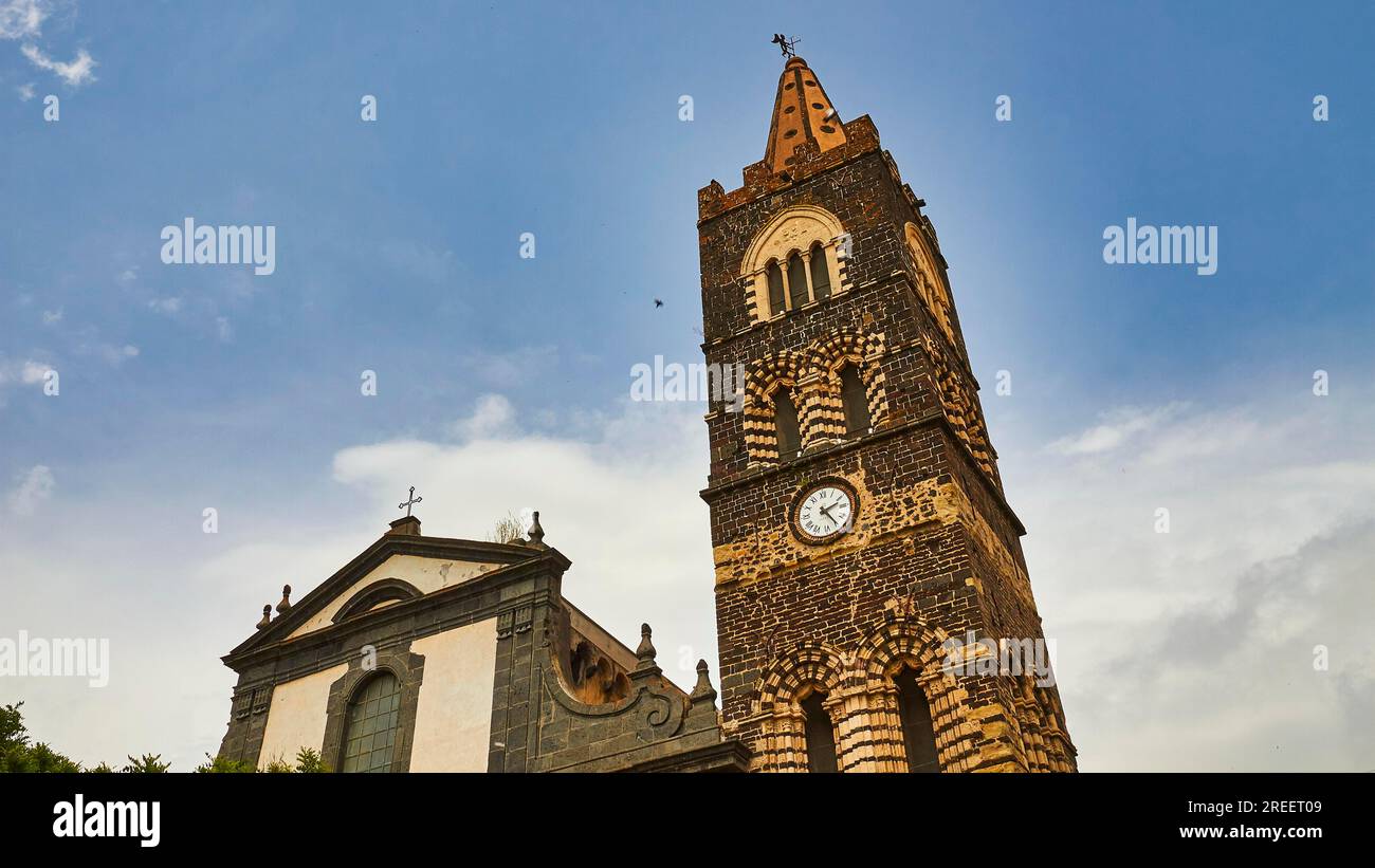 Superweitwinkelschuss, schräg von unten, Kirche, Turm, Randazzo, Stadt, Nationalpark Nebrodi, Sizilien, Italien Stockfoto