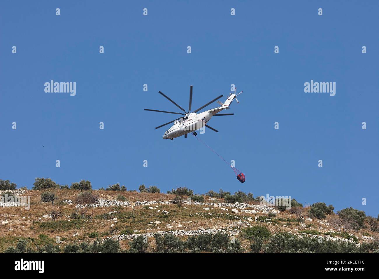 Hubschrauber, Hubschrauber, Feuerwehrhubschrauber, Feuer, Hubschrauber fliegen über Berghang, Georgioupolis, Kreta, Griechenland Stockfoto