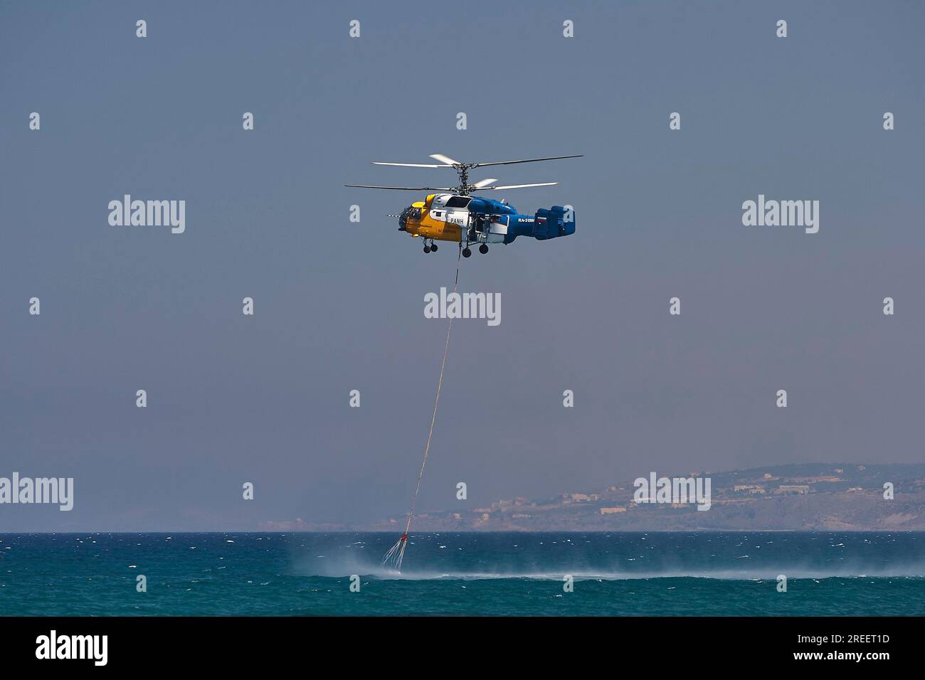 Helikopter, Hubschrauber, Feuerbekämpfungshubschrauber, Feuer, Hubschrauber zum Betanken von Wasser im Meer, Georgioupolis, Kreta, Griechenland Stockfoto