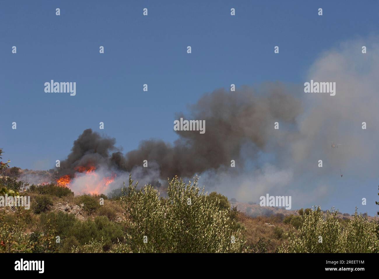 Hubschrauber, Hubschrauber, Feuerbekämpfungshubschrauber, Feuer, Hubschrauber in Rauch, Brennende Bäume, Georgioupolis, Kreta, Griechenland Stockfoto