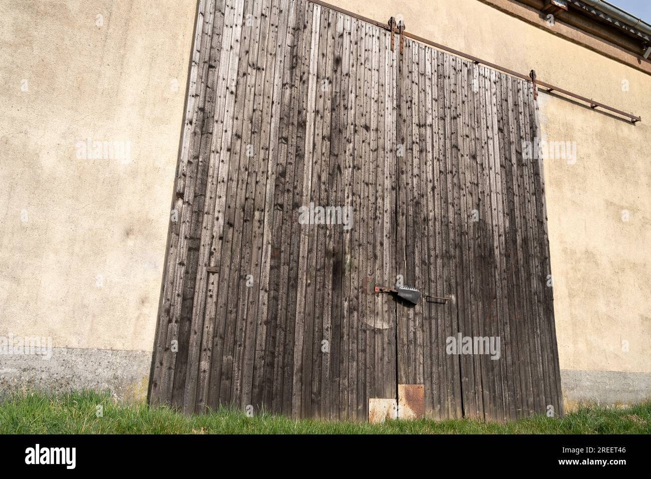 Große alte Holztür einer alten Scheune auf dem Ackerland Stockfoto