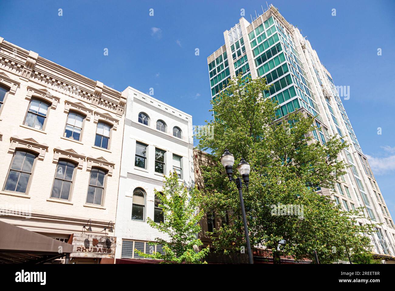 Asheville North Carolina, Einkaufsviertel, restaurierte historische Gebäude in der Innenstadt, hohe Wolkenkratzer, urbane Skyline-Architektur, Kim Stockfoto