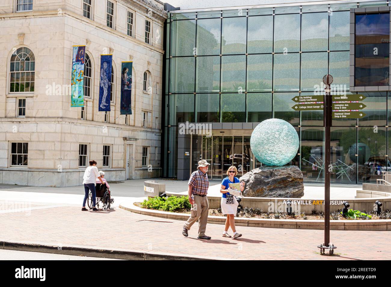 Asheville North Carolina, Asheville Art Museum, Außenfassade, Gebäude, Vordereingang, aktives Seniorenpaar auf Erkundungstour, behindertengerechter Rollstuhl,'Reflections Stockfoto