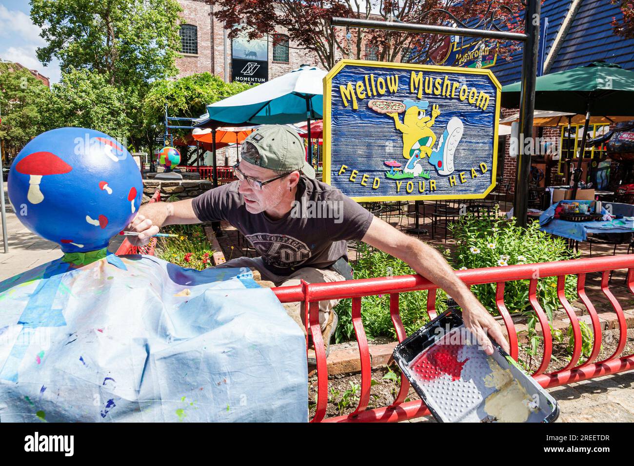 Asheville North Carolina, Downtown, Mellow Mushroom Restaurant Dining out, zwangloses Cafe Bistro Food, Business, Männermalerei Globus Dekor Stockfoto