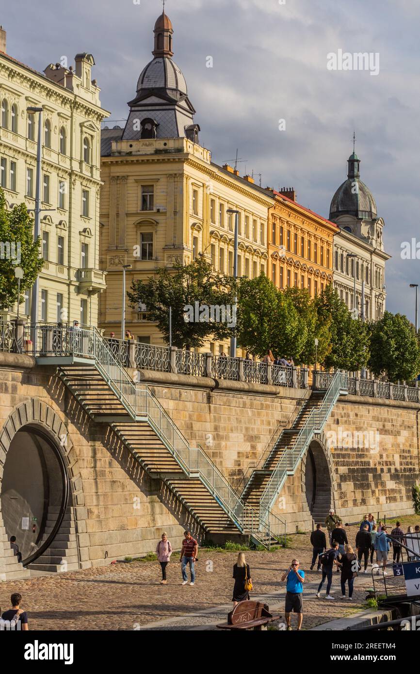 PRAG, TSCHECHISCHE REPUBLIK - 6. SEPTEMBER 2020: Rasinovo-Ufer mit renovierten Verliesen in Prag, Tschechische Republik Stockfoto