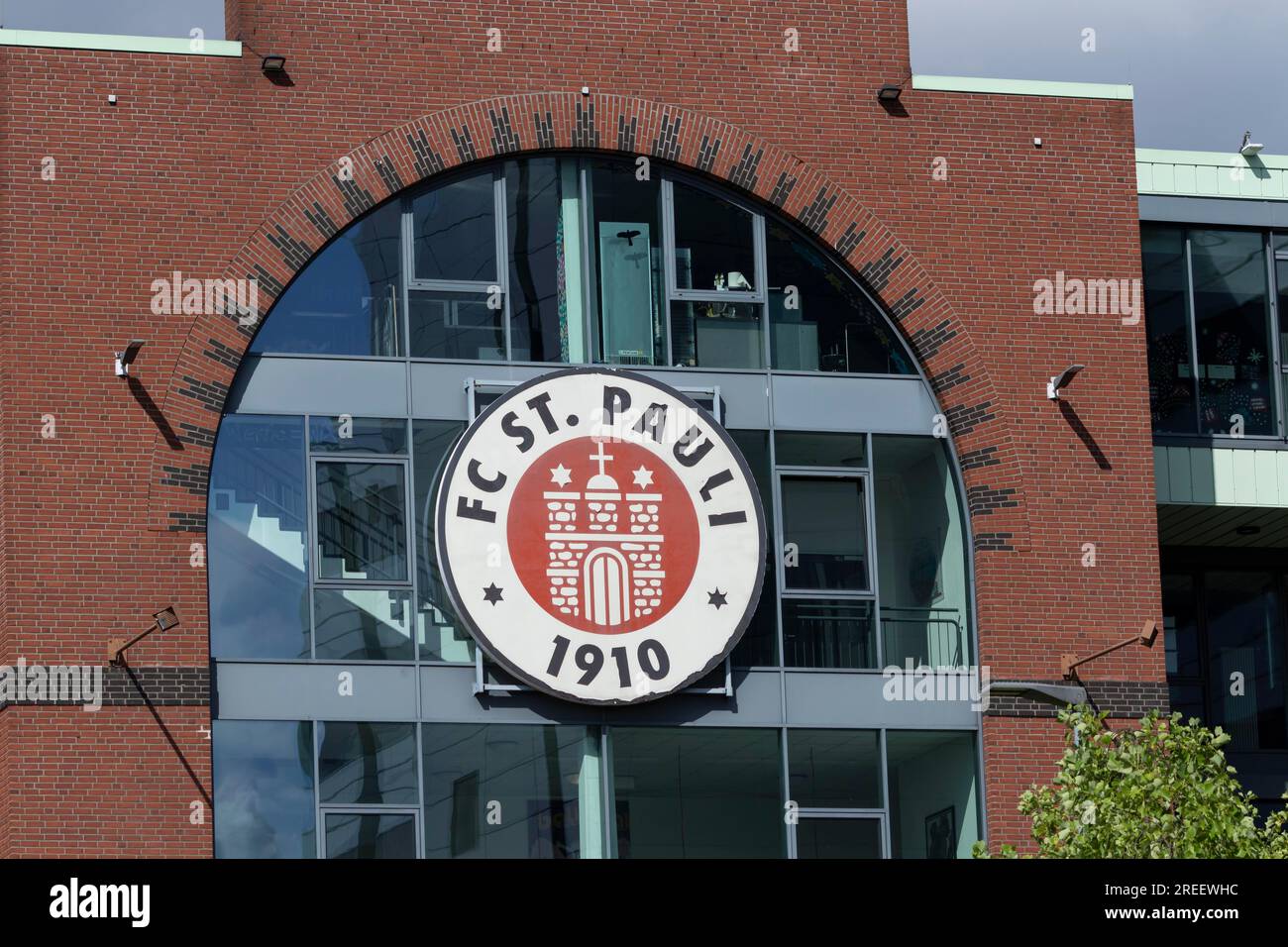 FC St. Pauli Wappen im Büro im Millerntorstadion Heiligengeistfeld in Hamburg Stockfoto