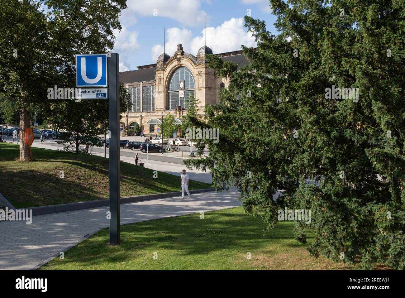 Schild der U-Bahn-Station Stephansplatz, Linie U1 und Bahnhofsvorplatz am Bahnhof Dammtor in Hamburg Stockfoto