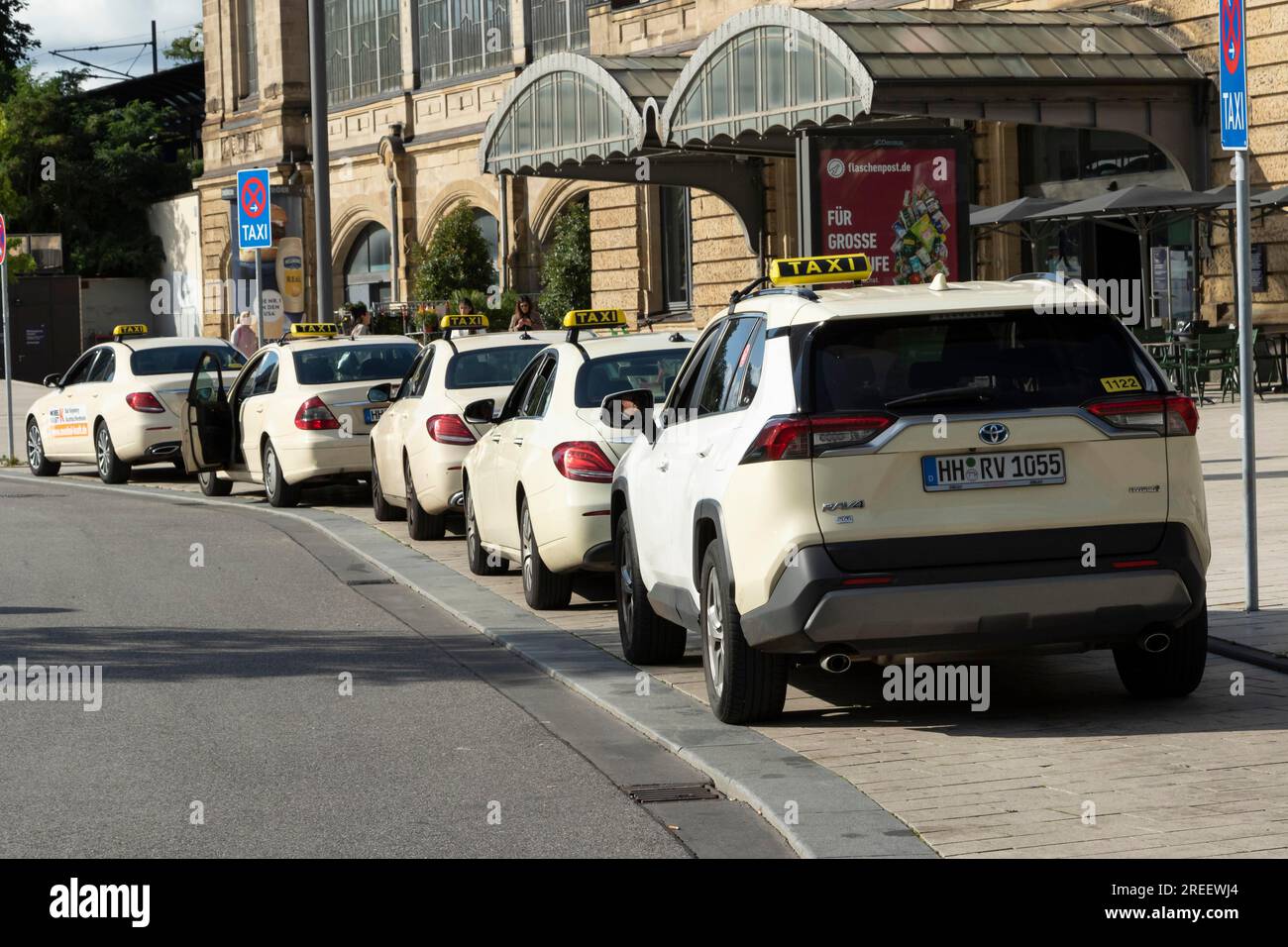 Taxis parken an einem Taxistand vor dem Dammtor-Bahnhof in Hamburg Stockfoto