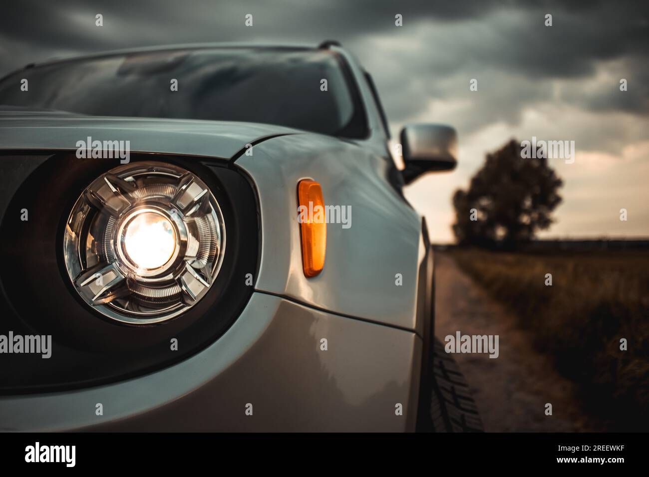 Outdoor-Fotosession Jeep, Kies, Natur, Coulds, Silber, Werbung, Bäume Stockfoto