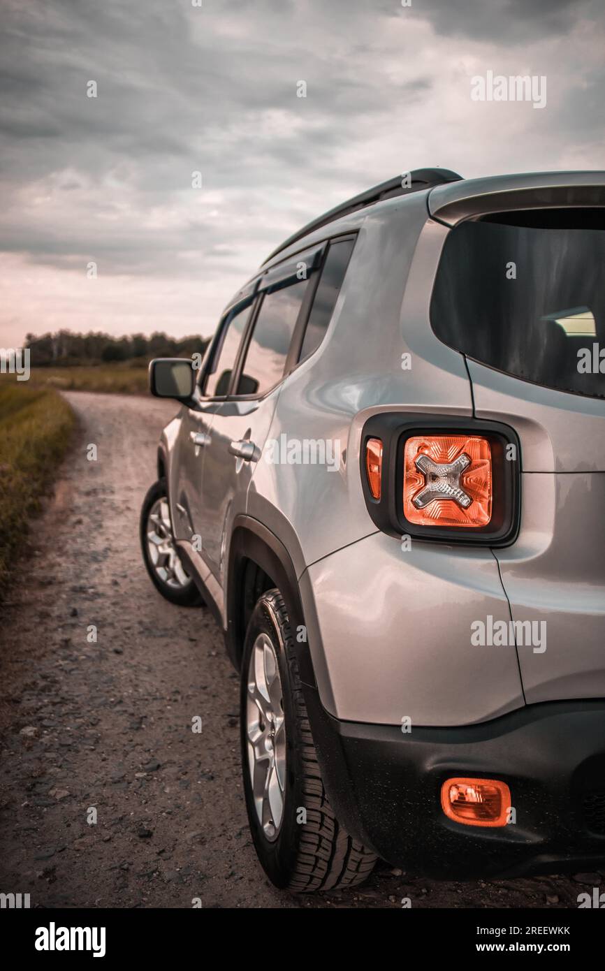Jeep Renegade Outdoor Fotosession, Kies, Natur, Coulds, Silber, Werbung, Bäume Stockfoto