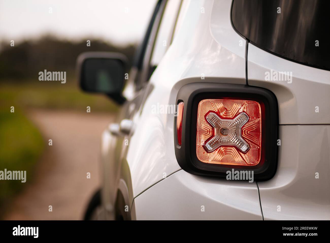 Jeep Outdoor-Fotosession, Kies, Natur, Coulds, Silber, Werbung, Bäume Stockfoto