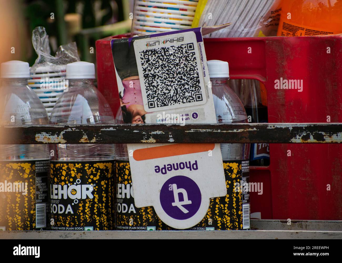 Ein UPI-Barcode (Unified Payment Interface) oder QR-Code wird für Kunden aufbewahrt, um digitale Zahlungen zu tätigen. Guwahati, Indien, Freitag, 14. April Stockfoto