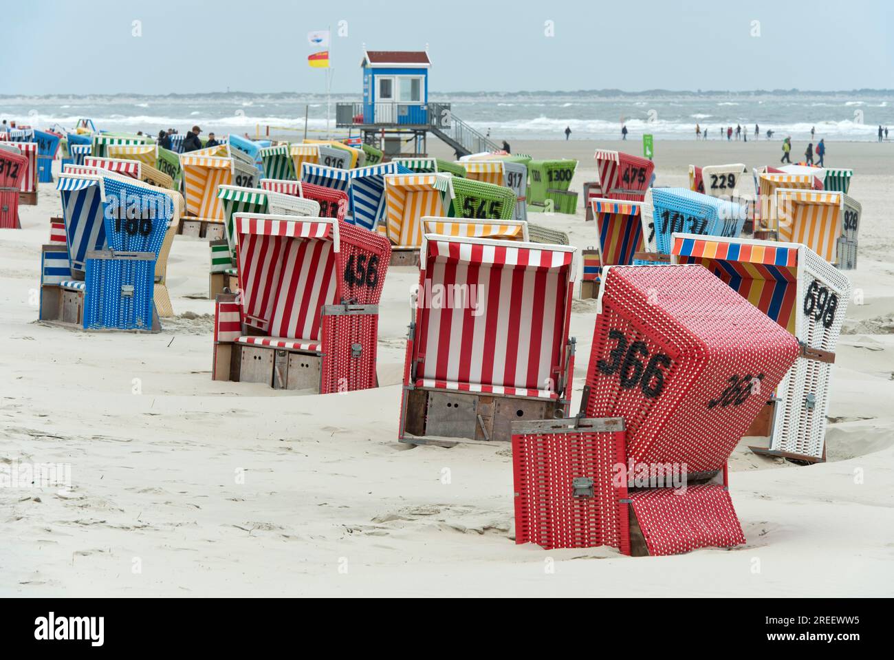Leere Liegen an einem kühlen Tag in der Frühsaison am Strand von Langeoog, Ostfriesische Inseln, Niedersachsen, Deutschland Stockfoto