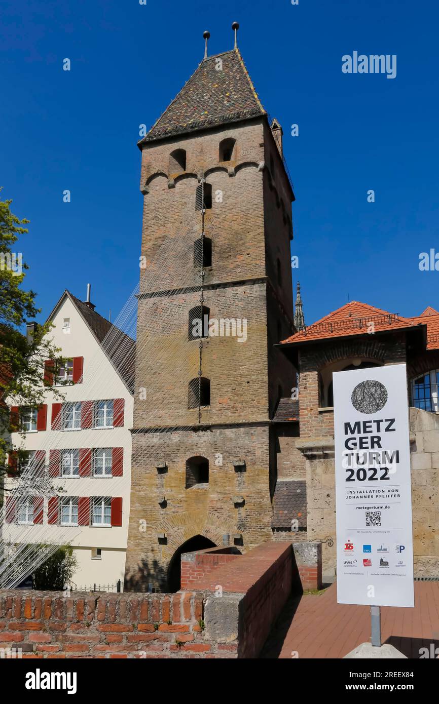 Metzgerturm mit einer Installation von Johannes Pfeiffer, Poster, Informationstafel, Logos, Werbung, Schreiben, Briefe, QR-Code, temporäre Kunst in Stockfoto