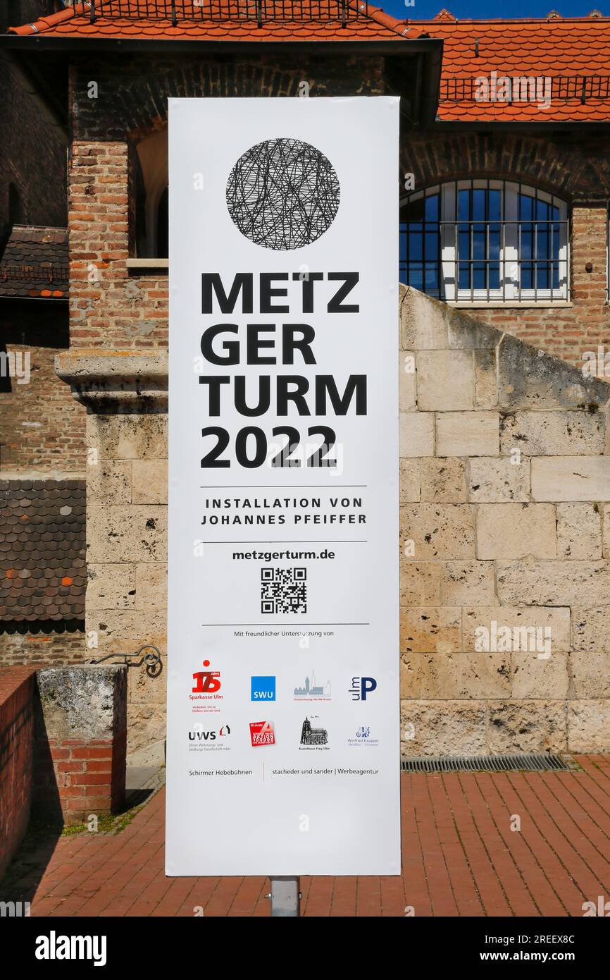 Poster Metzgerturm 2022 Installation von Johannes Pfeiffer, Informationstafel, Logos, Werbung, Schreiben, Briefe, QR-Code, temporäre Kunst in der Öffentlichkeit Stockfoto
