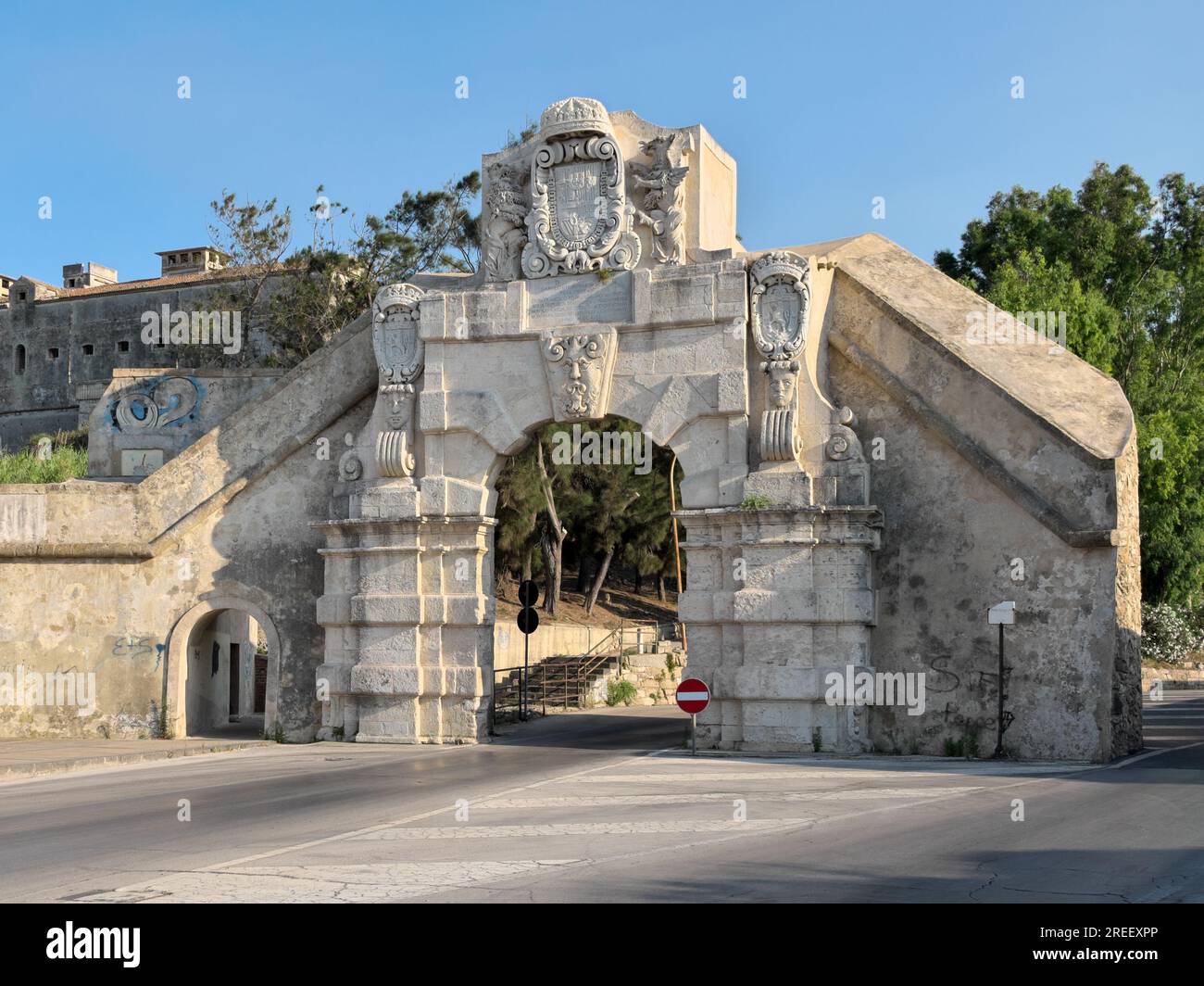 Porta Spagnola (Italienisch für Spanisches Tor), auch bekannt als Porta di Terra (Landtor), ist ein Stadttor in Augusta, Sizilien, Italien Stockfoto