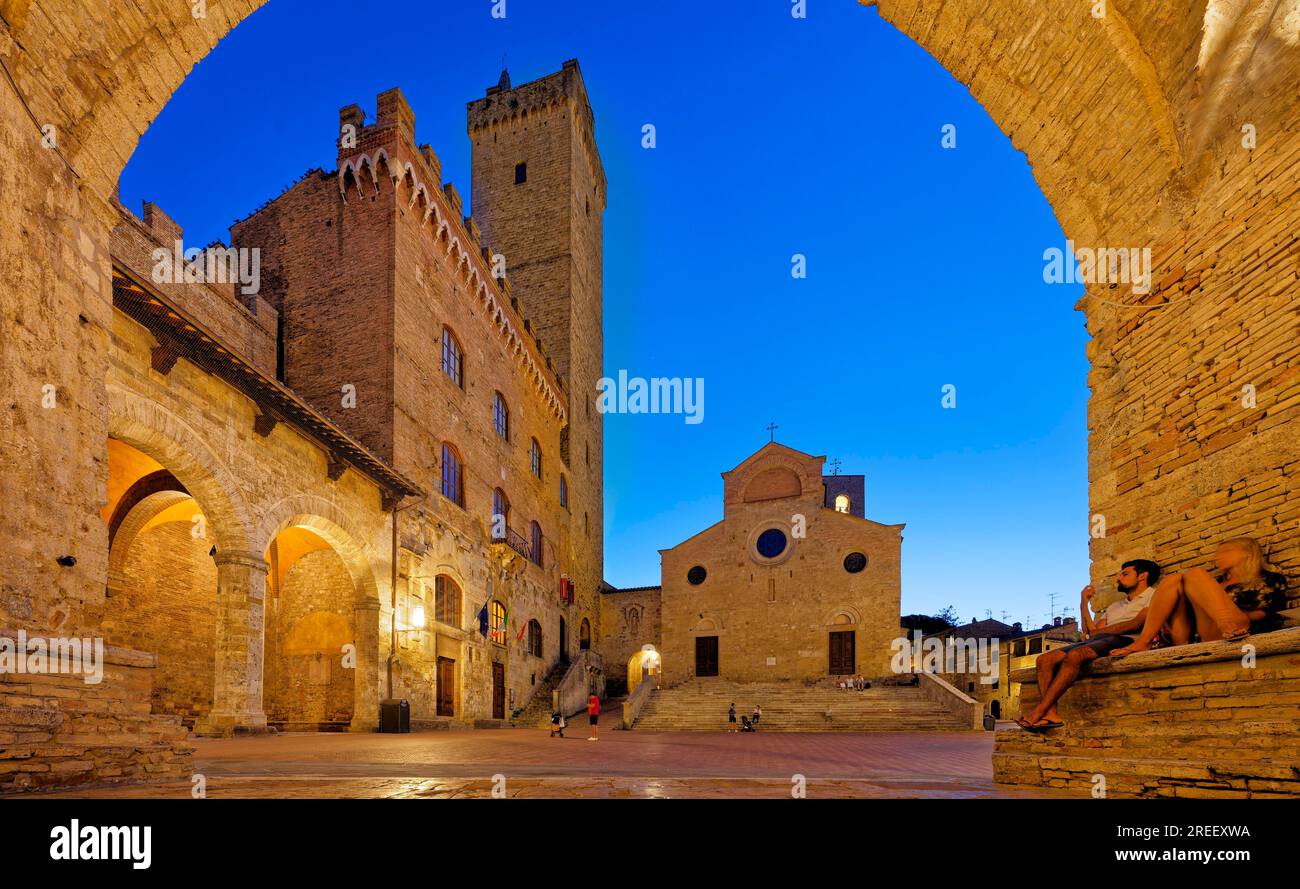 Blick auf die Piazza del Duomo mit der Collegiata di Santa Maria Assunta, dem Duomo di San Gimignano und dem Palazzo del Popolo, San Gimignano Stockfoto